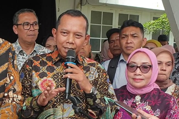 
Anggota DPR RI Fraksi Partai Demokrat, Iman Adinugraha saat diwawancarai awak media, pada Kamis (9/10).
