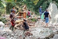 Rumah warga di Desa Cibodas, Kecamatan Palabuhanratu, Kabupaten Sukabumi, yang rata dengan tanah akibat diterjang angin puting beliung, Jumat (17/10/2025) sore.
