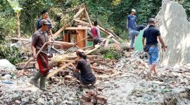 Rumah warga di Desa Cibodas, Kecamatan Palabuhanratu, Kabupaten Sukabumi, yang rata dengan tanah akibat diterjang angin puting beliung, Jumat (17/10/2025) sore.
