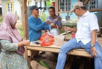 Anggota DPR RI dari Fraksi Partai Demokrat, Iman Adinugraha, disambut hangat warga yang terdampak bencana alam angin puting beliung di Desa Cibodas, pada Sabtu (18/10).
