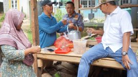 Anggota DPR RI dari Fraksi Partai Demokrat, Iman Adinugraha, disambut hangat warga yang terdampak bencana alam angin puting beliung di Desa Cibodas, pada Sabtu (18/10).