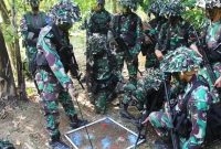 Prajurit Yonif 318/Adhirajasa Yudha (AY) atau dikenal Badak Hitam saat Latihan Taktis Tingkat Unit Blok Gunung Hutan di Kompleks Gunung Julang, Lebak, Banten yang dipimpin Komandan Yonif 318/AY Letkol Inf Agung Ariwibowo sebelum menjabat Dandim 0622/ Kabupaten Sukabumi.
