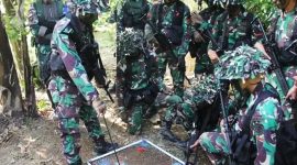 Prajurit Yonif 318/Adhirajasa Yudha (AY) atau dikenal Badak Hitam saat Latihan Taktis Tingkat Unit Blok Gunung Hutan di Kompleks Gunung Julang, Lebak, Banten yang dipimpin Komandan Yonif 318/AY Letkol Inf Agung Ariwibowo sebelum menjabat Dandim 0622/ Kabupaten Sukabumi.
