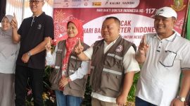 Direktur RSUD R. Syamsudin, SH, dr. Yanyan Rusyandi (mengenakan topi putih, red) saat menghadiri Hari Bakti Dokter Indonesia ke-117, di Lapang Merdeka, pada Sabtu (10/11). 
