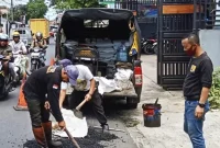 Tim Satgas Anti Jalan Bolong DPUTR Kota Sukabumi saat melakukan pemeliharaan jalan rusak di wilayah kerjanya, belum lama ini. Foto: Istimewa