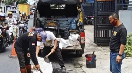 Tim Satgas Anti Jalan Bolong DPUTR Kota Sukabumi saat melakukan pemeliharaan jalan rusak di wilayah kerjanya, belum lama ini. Foto: Istimewa