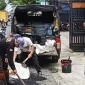 Tim Satgas Anti Jalan Bolong DPUTR Kota Sukabumi saat melakukan pemeliharaan jalan rusak di wilayah kerjanya, belum lama ini. Foto: Istimewa