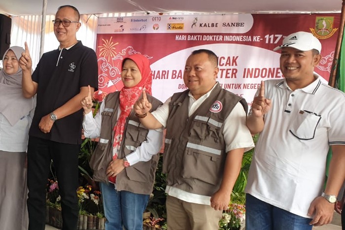 Direktur RSUD R. Syamsudin, SH, dr. Yanyan Rusyandi (mengenakan topi putih, red) saat menghadiri Hari Bakti Dokter Indonesia ke-117, di Lapang Merdeka, pada Sabtu (10/11). 
