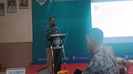 Direktur Utama RSUD R. Syamsudin, SH, Yanyan Rusyandi, saat memberikan pemaparan dalam kegiatan Sosialisasikan Standar Layanan dan Kegawatdaruratan, Kamis (30/10/2025). 