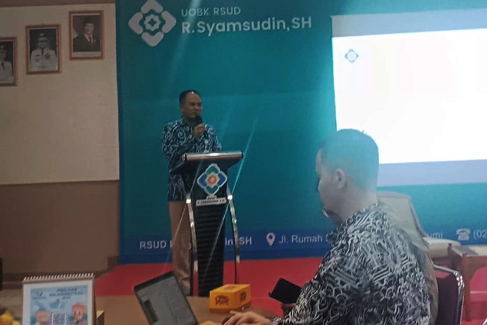 Direktur Utama RSUD R. Syamsudin, SH, Yanyan Rusyandi, saat memberikan pemaparan dalam kegiatan Sosialisasikan Standar Layanan dan Kegawatdaruratan, Kamis (30/10/2025). 