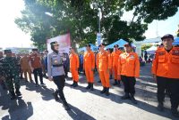 Kapolres Sukabumi Kota, AKBP Rita Suwadi, bersama Wakil Wali Kota Sukabumi, Bobby Maulana, serta unsur Forkopimda saat menginspeksi seluruh personel yang mengikuti apel siap siaga di Jalan Masjid, Kecamatan Cikole, pada Selasa (4/11). Foto: Boy