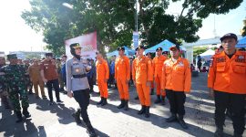 Kapolres Sukabumi Kota, AKBP Rita Suwadi, bersama Wakil Wali Kota Sukabumi, Bobby Maulana, serta unsur Forkopimda saat menginspeksi seluruh personel yang mengikuti apel siap siaga di Jalan Masjid, Kecamatan Cikole, pada Selasa (4/11). Foto: Boy