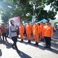 Kapolres Sukabumi Kota, AKBP Rita Suwadi, bersama Wakil Wali Kota Sukabumi, Bobby Maulana, serta unsur Forkopimda saat menginspeksi seluruh personel yang mengikuti apel siap siaga di Jalan Masjid, Kecamatan Cikole, pada Selasa (4/11). Foto: Boy