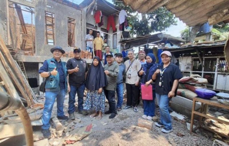 Tim DPUTR saat melakukan Monev realisasi rutilahu di salah satu Kecamatan di Kota Sukabumi. Foto: Istimewa.