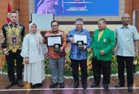 Foto bersama seusai PT Jamkrindo anggota holding IFG memberikan literasi publik tentang industri penjaminan dan kontribusinya terhadap perekonomian nasional, di Fakultas Hukum Universitas Andalas, Padang, Sumatera Barat.