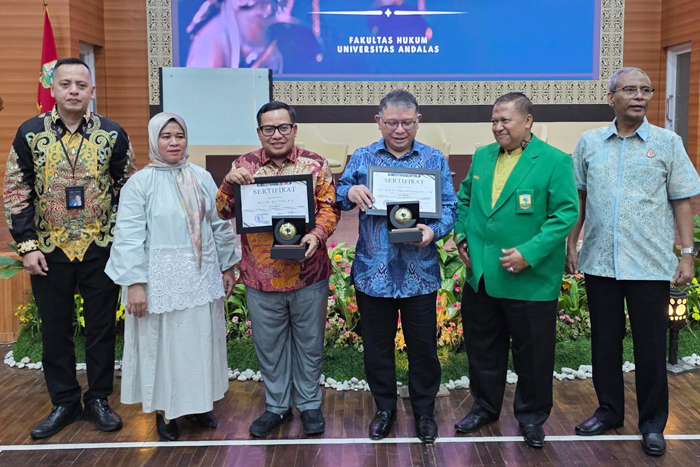 Foto bersama seusai PT Jamkrindo anggota holding IFG memberikan literasi publik tentang industri penjaminan dan kontribusinya terhadap perekonomian nasional, di Fakultas Hukum Universitas Andalas, Padang, Sumatera Barat.