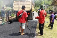 UPTD PU Wilayah Jampangkulon perbiki ruas jalan Simpangkaret–Pasir Malang yang lama rusak.