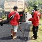 UPTD PU Wilayah Jampangkulon perbiki ruas jalan Simpangkaret–Pasir Malang yang lama rusak.
