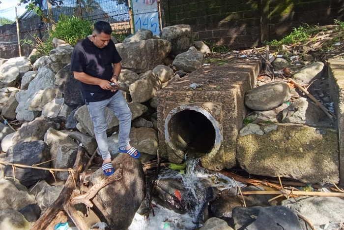 Ketua Komisi II DPRD Kabupaten Sukabumi Hamzah Gurnita saat inspeksi tambak udang di Cipatuguran Palabuhanratu. 