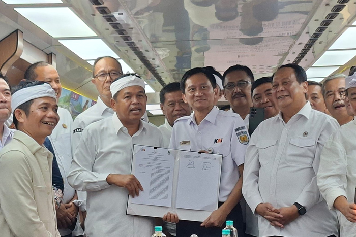 Wali Kota Sukabumi Ayep Zaki dampingi Gubernur Jabar meninjau jalur KA dan mendukung kerja sama pengembangan konektivitas serta kereta wisata.