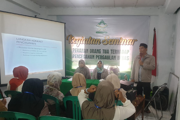Suasana seminar bertema Peran Orang Tua Terhadap Pencegahan Pergaulan Bebas yang digelar Yayasan Nur Hayatul Islam Gunungpuyuh, Kota Sukabumi, Minggu (16/11).
