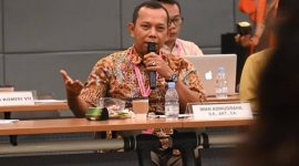 Anggota Komisi VII DPR RI Iman Adinuraha saat menyuaran isu pungli tenaga kerja saat kunker ke Pabrik Sepatu di Serang Banten, Jumat (14/11).