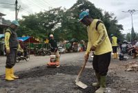 UPTD PU Wilayah IV Palabuhanratu memperbaiki jalan berlubang di Jalan Ahmad Yani untuk meningkatkan keselamatan dan kenyamanan masyarakat pengguna jalan.
