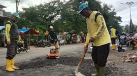 UPTD PU Wilayah IV Palabuhanratu memperbaiki jalan berlubang di Jalan Ahmad Yani untuk meningkatkan keselamatan dan kenyamanan masyarakat pengguna jalan.
