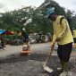 UPTD PU Wilayah IV Palabuhanratu memperbaiki jalan berlubang di Jalan Ahmad Yani untuk meningkatkan keselamatan dan kenyamanan masyarakat pengguna jalan.
