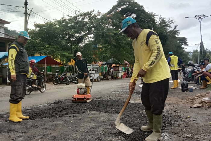 UPTD PU Wilayah IV Palabuhanratu memperbaiki jalan berlubang di Jalan Ahmad Yani untuk meningkatkan keselamatan dan kenyamanan masyarakat pengguna jalan.
