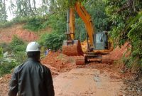 UPTD PU Ciemas Kabupaten Sukabumi tengah mengevakuasi material longsor.