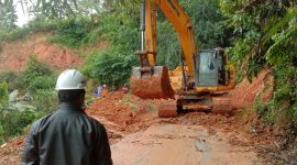 UPTD PU Ciemas Kabupaten Sukabumi tengah mengevakuasi material longsor.