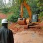 UPTD PU Ciemas Kabupaten Sukabumi tengah mengevakuasi material longsor.