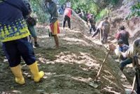 UPTD PU Wilayah IV Palabuhanratu dan Warga Bangun Jembatan Darurat di Cikakak, Kabupaten Sukabumi.