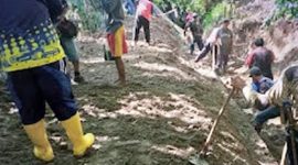 UPTD PU Wilayah IV Palabuhanratu dan Warga Bangun Jembatan Darurat di Cikakak, Kabupaten Sukabumi.