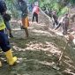 UPTD PU Wilayah IV Palabuhanratu dan Warga Bangun Jembatan Darurat di Cikakak, Kabupaten Sukabumi.