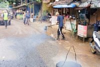 Dinas PU Kabupaten Sukabumi saat monitoring pekerjaan pemeliharaan Jalan Pajagan–Cikiray.
