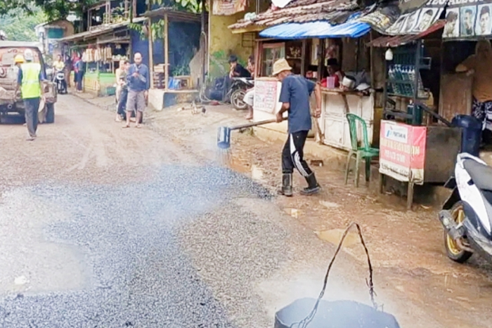 Dinas PU Kabupaten Sukabumi saat monitoring pekerjaan pemeliharaan Jalan Pajagan–Cikiray.
