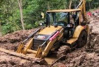 Dinas Pekerjaan Umum (DPU) Kabupaten Sukabumi turunkan alat berat bersihkan longsor di Cimaja.