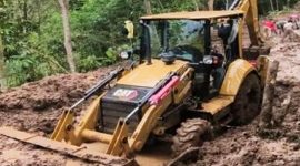Dinas Pekerjaan Umum (DPU) Kabupaten Sukabumi turunkan alat berat bersihkan longsor di Cimaja.