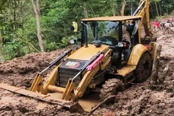 Dinas Pekerjaan Umum (DPU) Kabupaten Sukabumi turunkan alat berat bersihkan longsor di Cimaja.