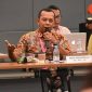 Anggota Komisi VII DPR RI Iman Adinuraha saat menyuaran isu pungli tenaga kerja saat kunker ke Pabrik Sepatu di Serang Banten, Jumat (14/11).