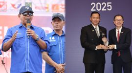 Anggota DPR RI Iman Adinugraha (kiri) dan Agus Bambang Yudhoyono (AHY) saat menerima penghargaan NTU.