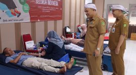 Dirut UOBK RSUD R Syamsudin SH Sukabumi Kota Sukabumi, Yanyan Rusyandi, didampingi Wakil Dirut UOBK RSUD R Syamsudin SH, Asep Saepulah, saat meninjau pelaksanaan donor darah, pada Senin (3/11). Foto: Boy.