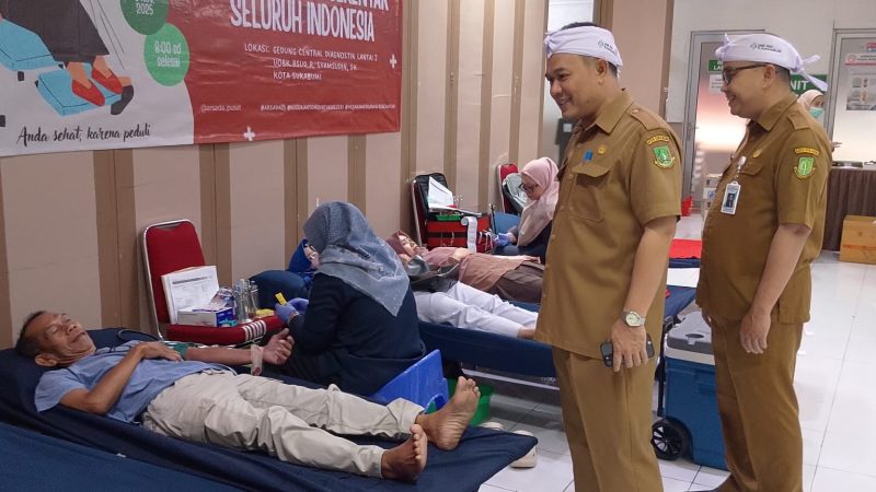 Dirut UOBK RSUD R Syamsudin SH Sukabumi Kota Sukabumi, Yanyan Rusyandi, didampingi Wakil Dirut UOBK RSUD R Syamsudin SH, Asep Saepulah, saat meninjau pelaksanaan donor darah, pada Senin (3/11). Foto: Boy.
