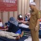 Dirut UOBK RSUD R Syamsudin SH Sukabumi Kota Sukabumi, Yanyan Rusyandi, didampingi Wakil Dirut UOBK RSUD R Syamsudin SH, Asep Saepulah, saat meninjau pelaksanaan donor darah, pada Senin (3/11). Foto: Boy.