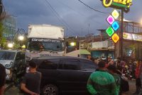 TKP kecelakaan beruntun yang terjadi di Jalan Ahmad Yani, Kecamatan Cikole, Kota Sukabumi, pada Selasa (4/11) sore. Foto: Istimewa.
