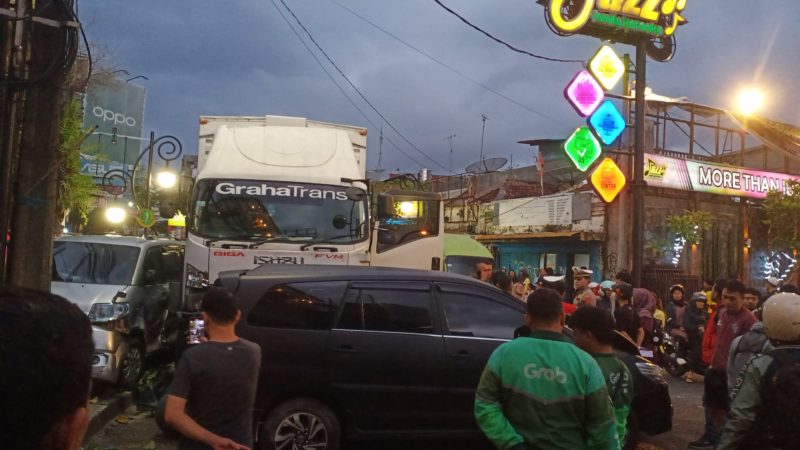 TKP kecelakaan beruntun yang terjadi di Jalan Ahmad Yani, Kecamatan Cikole, Kota Sukabumi, pada Selasa (4/11) sore. Foto: Istimewa.