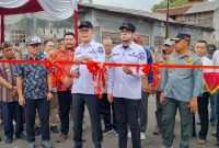 Wali Kota Sukabumi, H. Ayep Zaki, didampingi Wakil Wali Kota Bobby Maulana, beserta jajaran Forkopimda, saat meresmikan Jembatan Kopeng di Kelurahan Karamat, Kecamatan Gunungpuyuh, pada Kamis (6/11). Foto: Boy