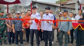 Wali Kota Sukabumi, H. Ayep Zaki, didampingi Wakil Wali Kota Bobby Maulana, beserta jajaran Forkopimda, saat meresmikan Jembatan Kopeng di Kelurahan Karamat, Kecamatan Gunungpuyuh, pada Kamis (6/11). Foto: Boy